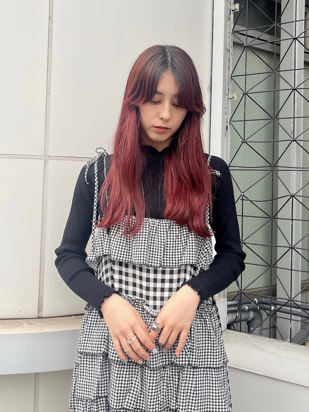 ブラック系のニット/セーター、その他のワンピース、ブルー系のスニーカーを着用したレディースの春コーディネートの2枚目の写真