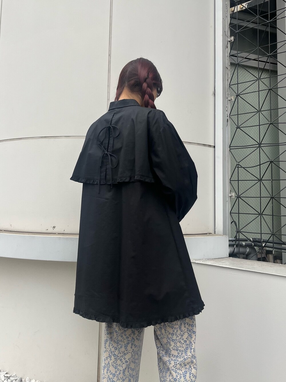 ブラック系のワンピース、ブルー系のその他パンツ、ブラック系のスニーカーを着用したレディースの冬コーディネートの4枚目の写真