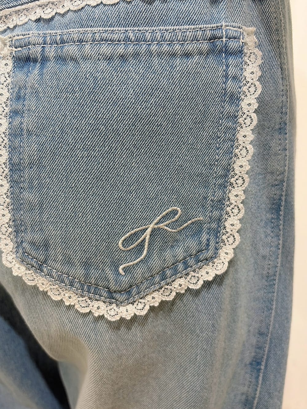 ホワイト系のシャツ/ブラウス、ブルー系のカーディガン/ボレロ、ブルー系のデニムパンツを着用したレディースの冬コーディネートの6枚目の写真