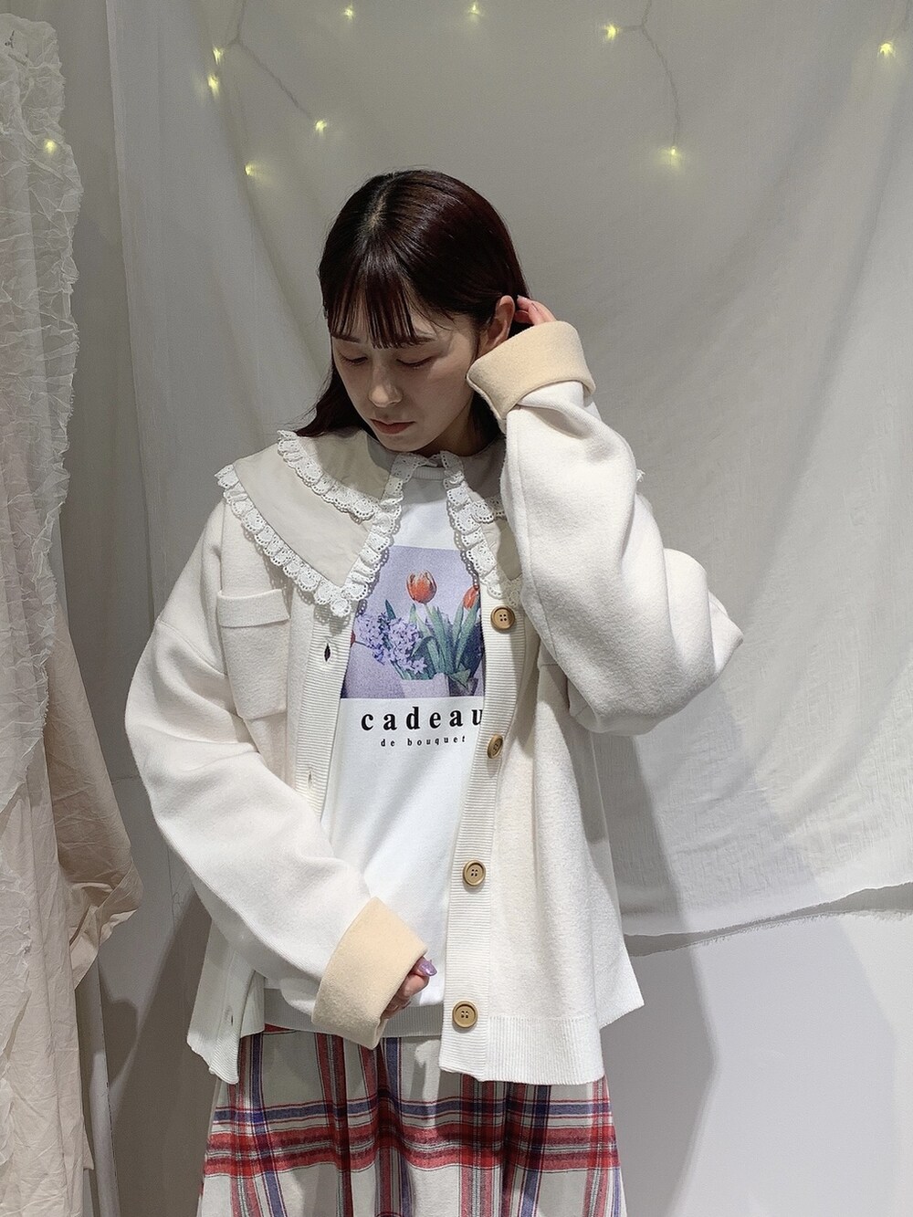 レッド系のスカート、ホワイト系のパンプス、ベージュ系のシャツ/ブラウスを着用したレディースの秋コーディネートの2枚目の写真