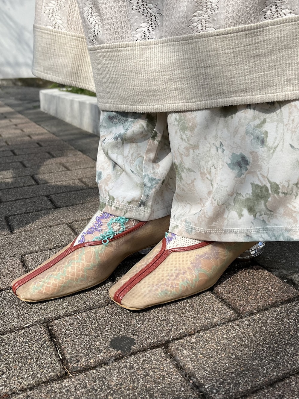 ホワイト系のワンピース、グリーン系のその他パンツ、ベージュ系のパンプスを着用したレディースの春コーディネートの4枚目の写真