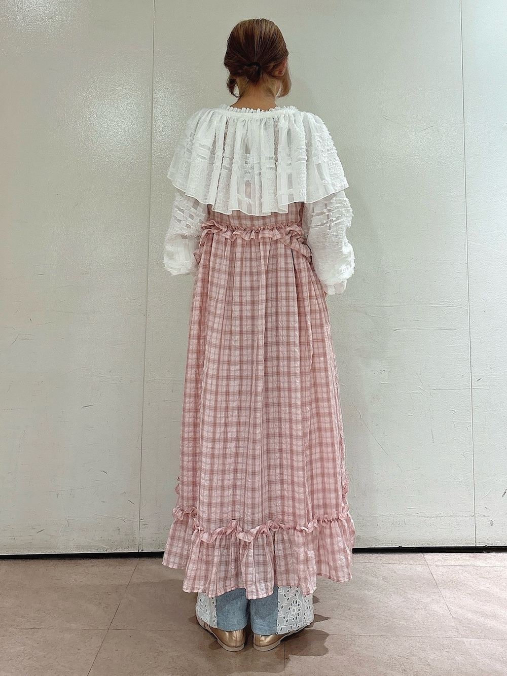 ピンク系のワンピース、ブルー系のデニムパンツ、ホワイト系のシャツ/ブラウスを着用したレディースの夏コーディネートの2枚目の写真