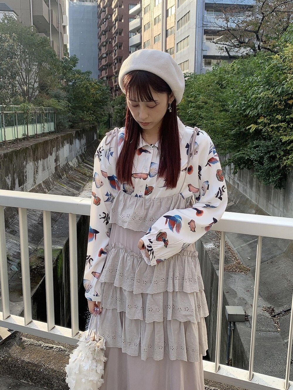 ホワイト系のシャツ/ブラウス、ベージュ系のワンピース、ブラック系のパンプスを着用したレディースの秋コーディネートの2枚目の写真