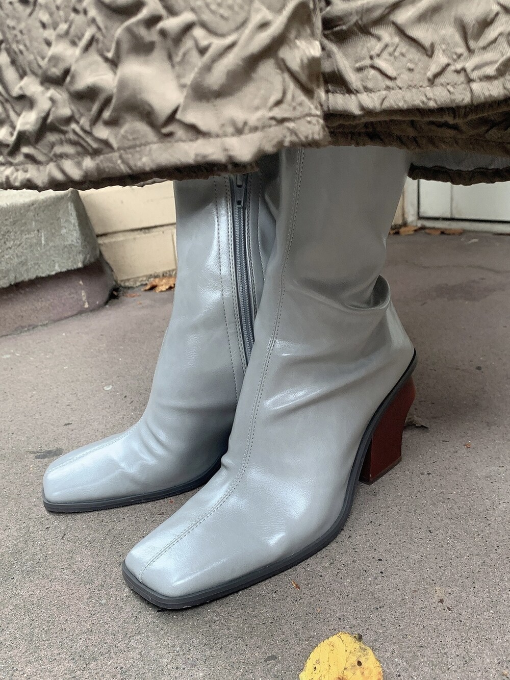 ブルー系のブーツ、ブラウン系のワンピース、ホワイト系のTシャツ/カットソーを着用したレディースの秋コーディネートの3枚目の写真