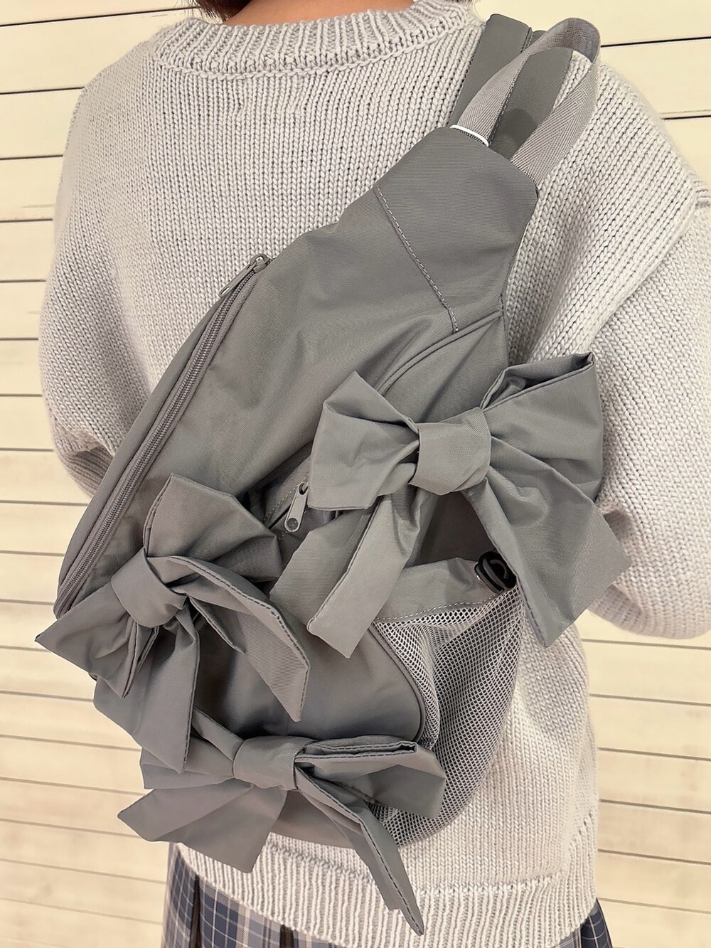 ブルー系のニット/セーター、ブルー系のスカート、ホワイト系のローファーを着用したレディースの冬コーディネートの5枚目の写真