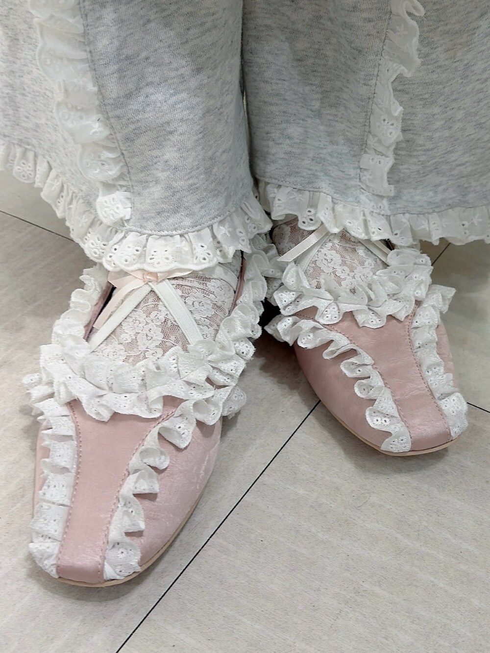 ホワイト系のTシャツ/カットソー、ホワイト系のワンピース、グレー系のスウェットパンツを着用したレディースの冬コーディネートの8枚目の写真