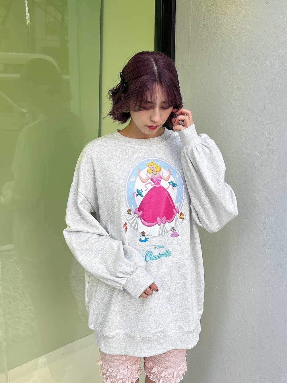 グレー系のスウェット、ホワイト系のスニーカー、ピンク系のレギンス/スパッツを着用したレディースの冬コーディネートの2枚目の写真