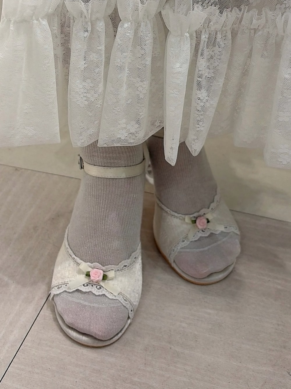 ブルー系のシャツ/ブラウス、ホワイト系のシャツ/ブラウス、ホワイト系のスカートを着用したレディースの春コーディネートの7枚目の写真
