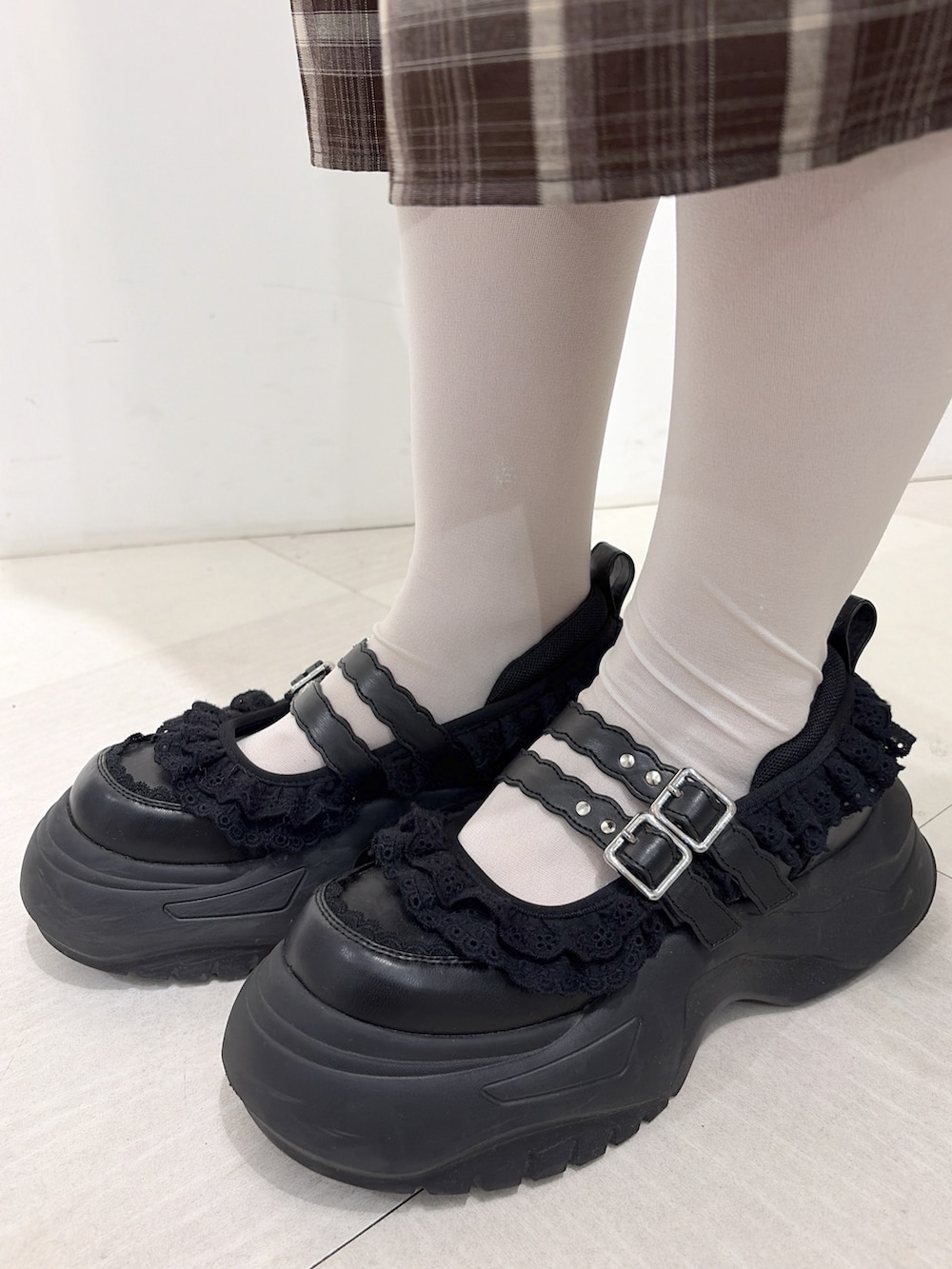 ホワイト系のTシャツ/カットソー、ブラウン系のワンピース、ブラック系のスニーカーを着用したレディースの夏コーディネートの7枚目の写真