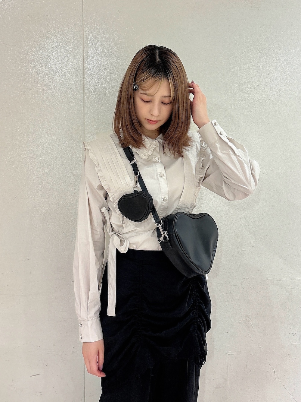 グレー系のシャツ/ブラウス、ブラック系のショルダーバッグ、ブラック系のスラックスを着用したレディースの秋コーディネートの3枚目の写真