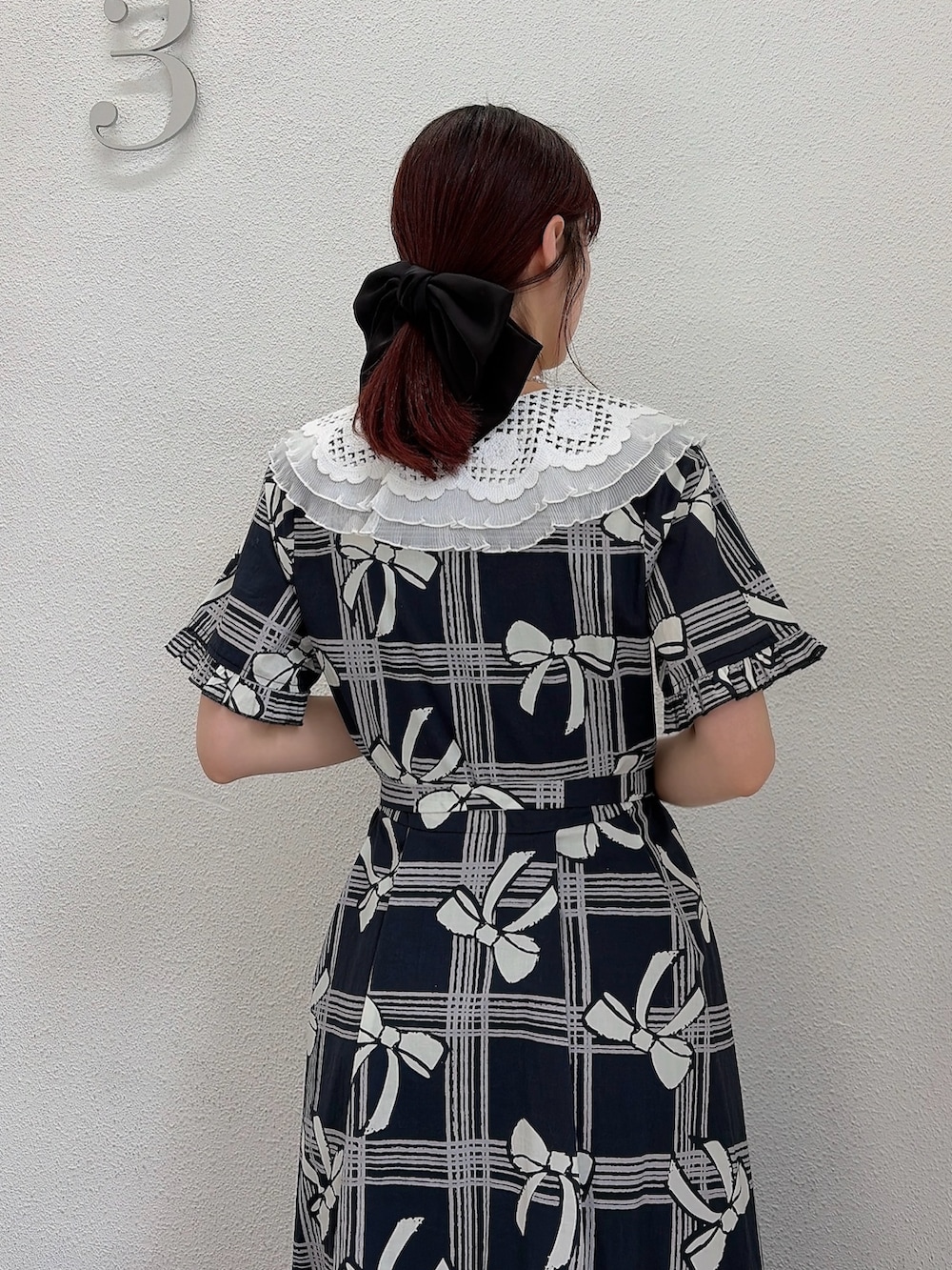 ブルー系のワンピース、ブラック系のその他パンツ、ブラック系のスニーカーを着用したレディースの春コーディネートの4枚目の写真