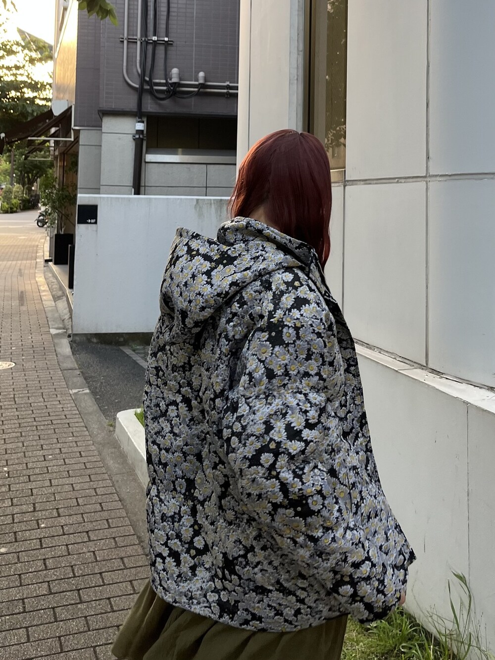 ブラック系のハンドバッグ、ホワイト系のニット/セーター、ブラウン系のブーツを着用したレディースの夏コーディネートの3枚目の写真