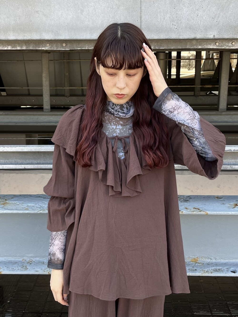 ブラック系のパンプス、ブルー系のトートバッグ、ブルー系のTシャツ/カットソーを着用したレディースの春コーディネートの2枚目の写真