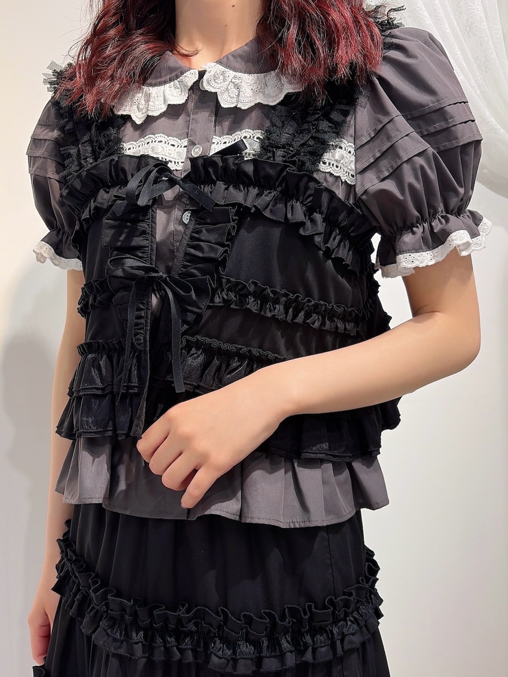 ブラック系のキャミソール、グレー系のシャツ/ブラウス、ブラック系のスカートを着用したレディースの春コーディネートの5枚目の写真