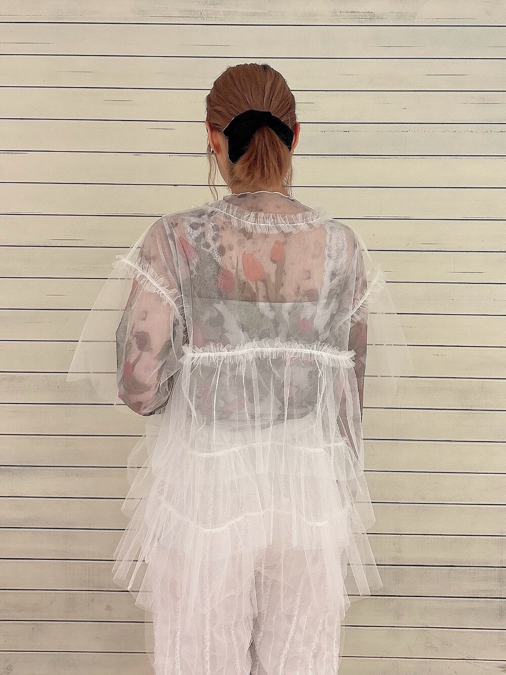 ホワイト系のTシャツ/カットソー、ホワイト系のTシャツ/カットソー、ホワイト系のカーゴパンツを着用したレディースの夏コーディネートの4枚目の写真