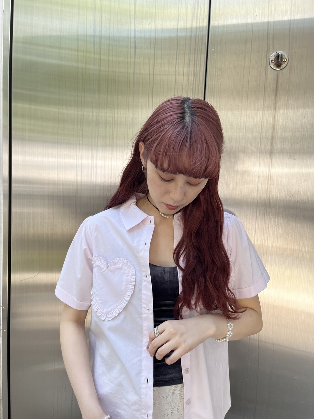 ピンク系のシャツ/ブラウス、ホワイト系のスカート、ベージュ系のサンダルを着用したレディースの夏コーディネートの2枚目の写真