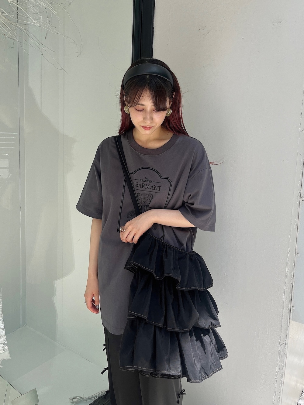 グレー系のTシャツ/カットソー、ブラック系のトートバッグ、ブラック系のカーゴパンツを着用したレディースの夏コーディネートの2枚目の写真