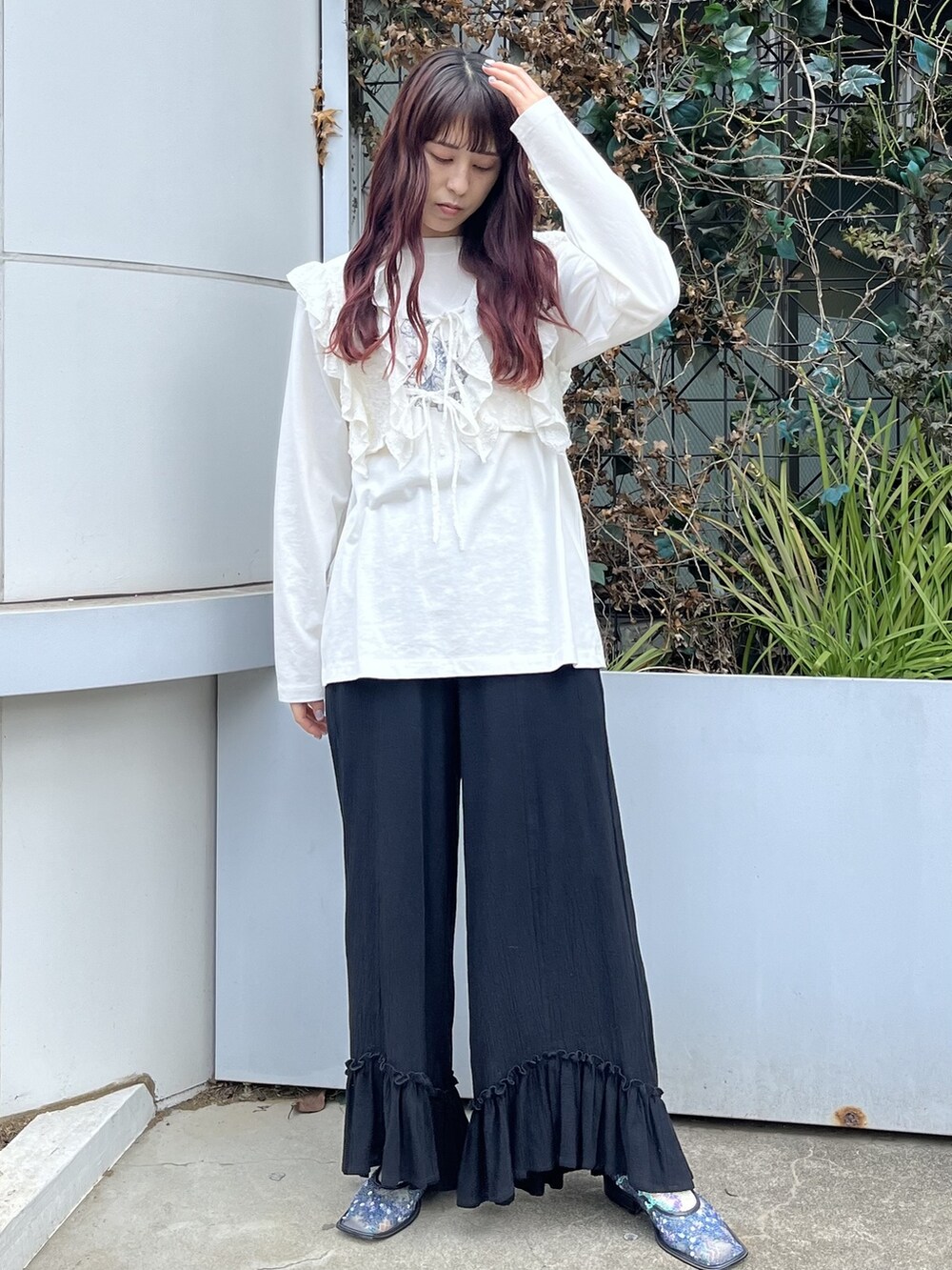 ホワイト系のTシャツ/カットソー、ホワイト系のその他トップス、ブラック系のその他パンツを着用したレディースの春コーディネートの3枚目の写真