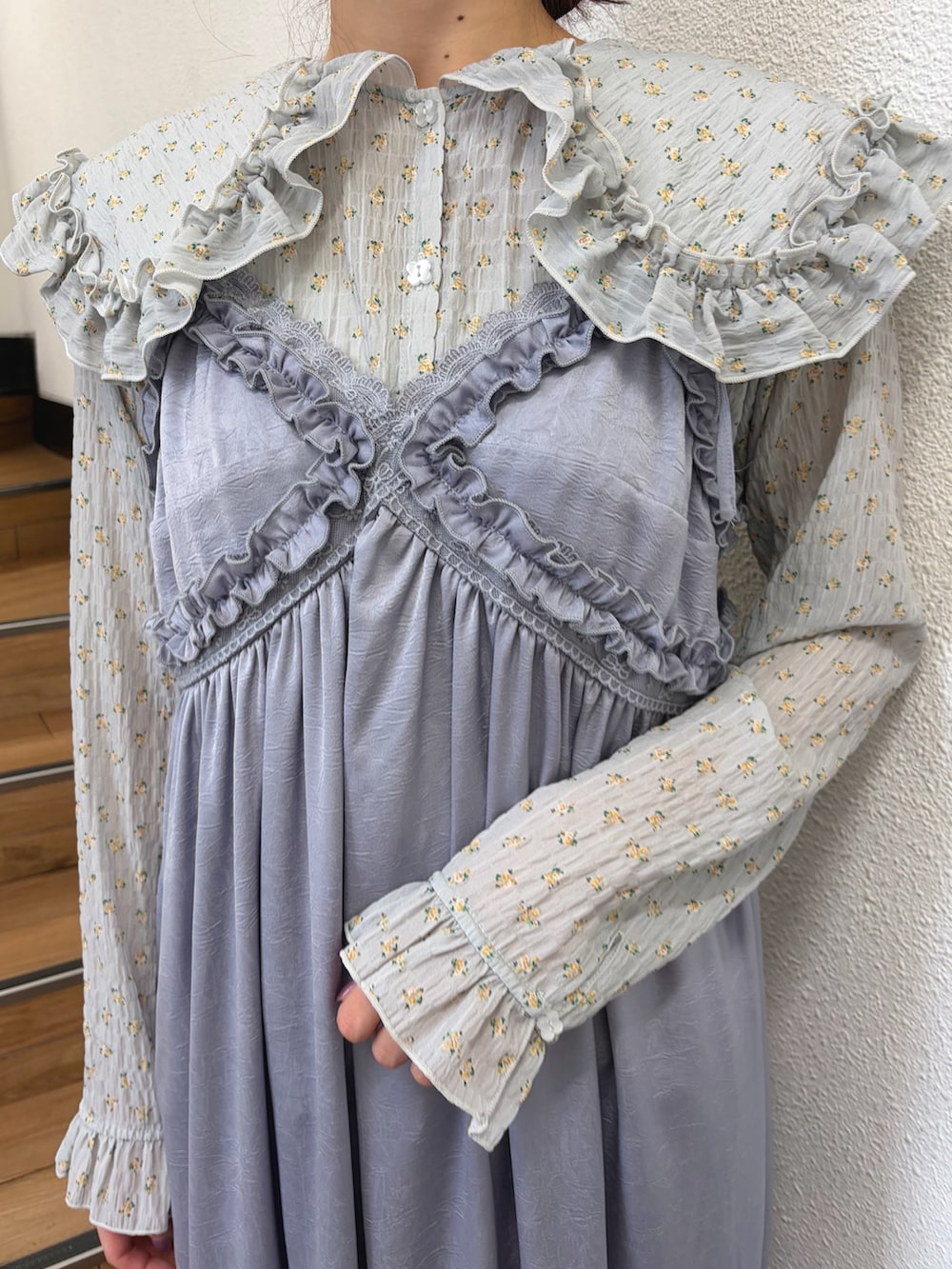 ブルー系のシャツ/ブラウス、ブルー系のワンピース、ホワイト系のハンドバッグを着用したレディースの夏コーディネートの6枚目の写真