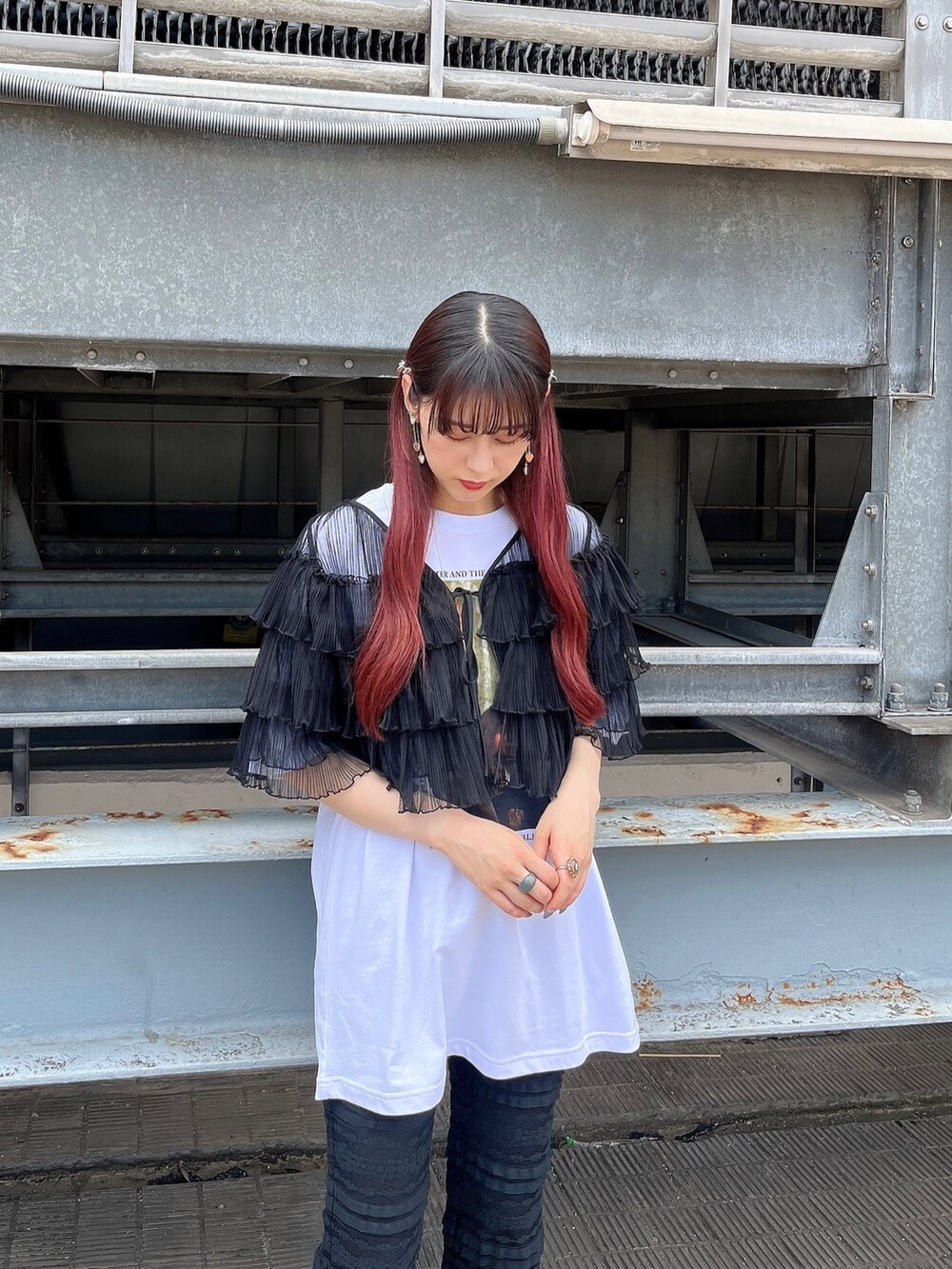 ブラック系のカーディガン/ボレロ、ホワイト系のTシャツ/カットソー、ブラック系のスウェットパンツを着用したレディースの夏コーディネートの2枚目の写真