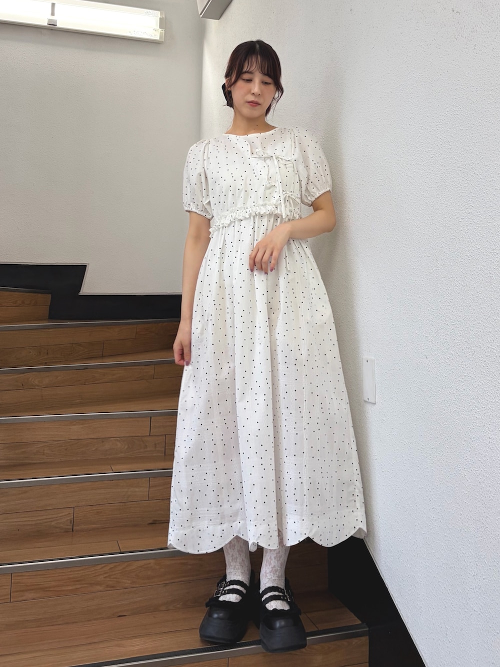 ホワイト系のワンピース、ホワイト系のワンピース、ブルー系のハンドバッグを着用したレディースの夏コーディネートの9枚目の写真