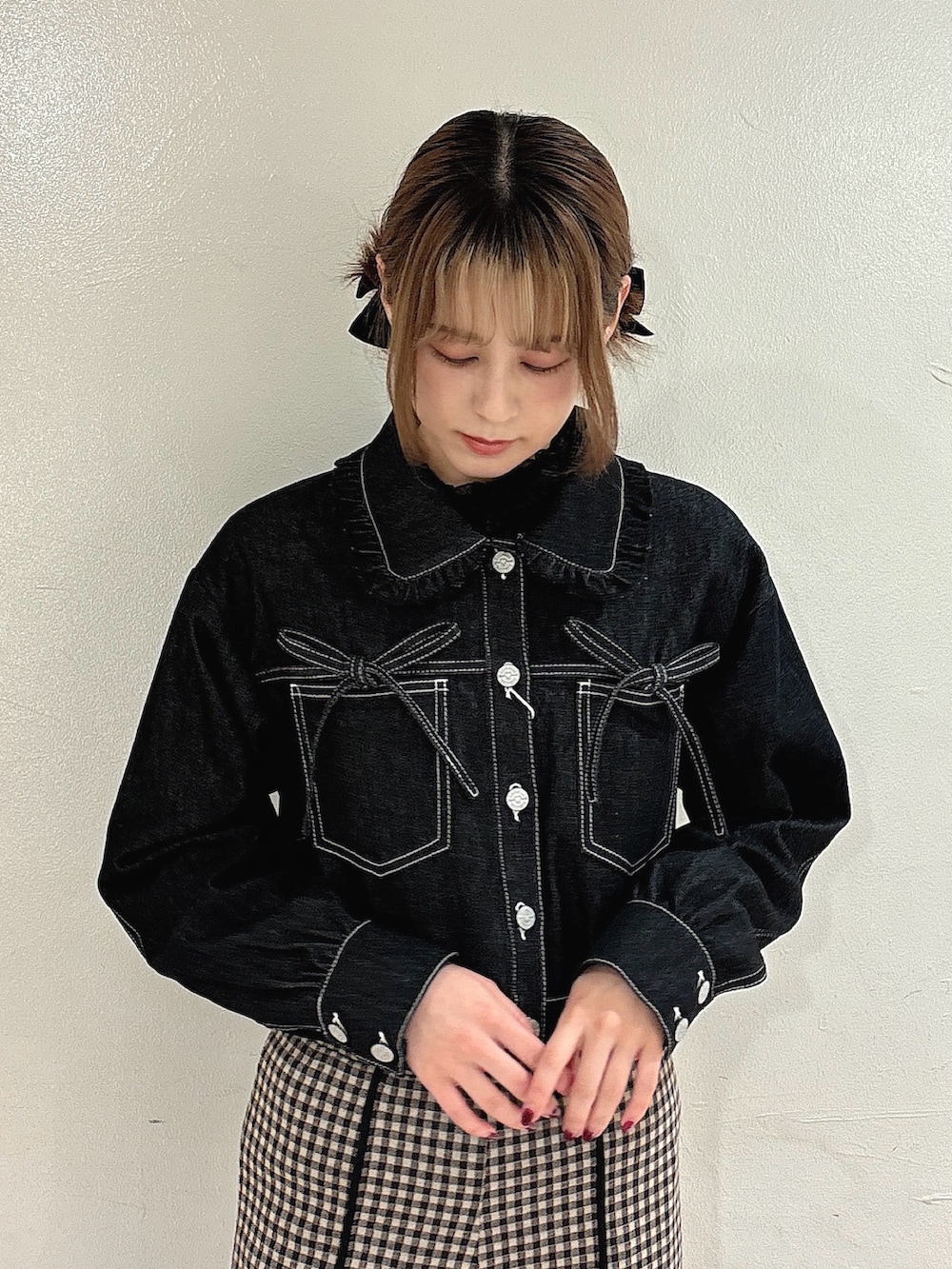 ブラック系のデニムジャケット、ブラック系のTシャツ/カットソー、ブラウン系のスラックスを着用したレディースの夏コーディネートの3枚目の写真