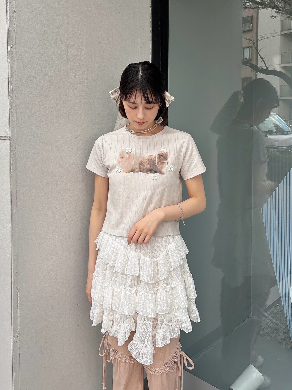 グレー系のTシャツ/カットソー、ホワイト系のスカート、ピンク系のスウェットパンツを着用したレディースの春コーディネートの3枚目の写真