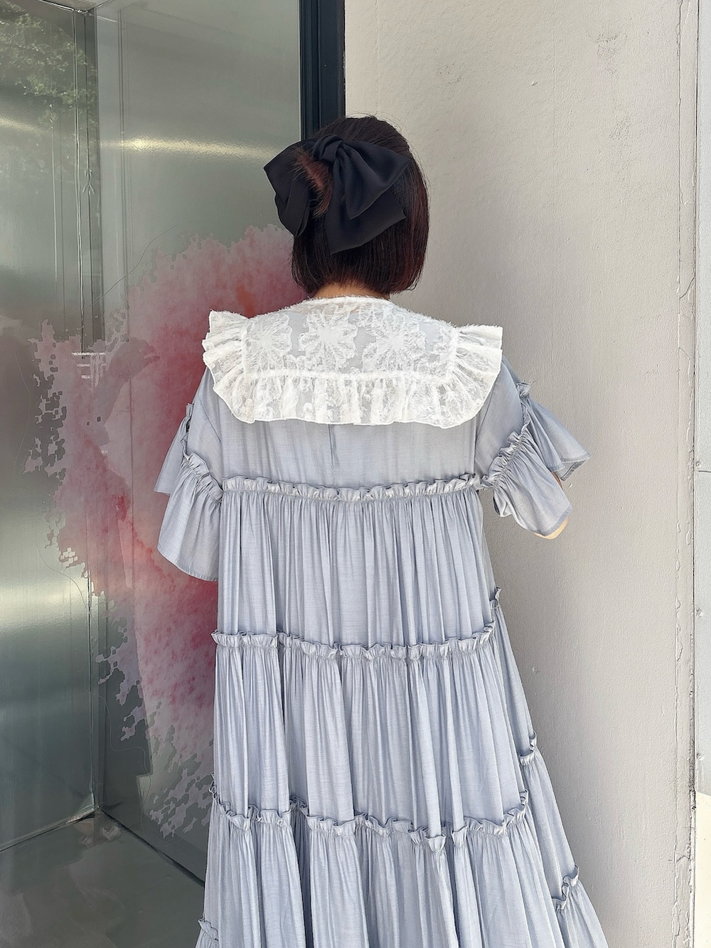 ブルー系のワンピース、ホワイト系のその他パンツ、ホワイト系のスニーカーを着用したレディースの夏コーディネートの4枚目の写真