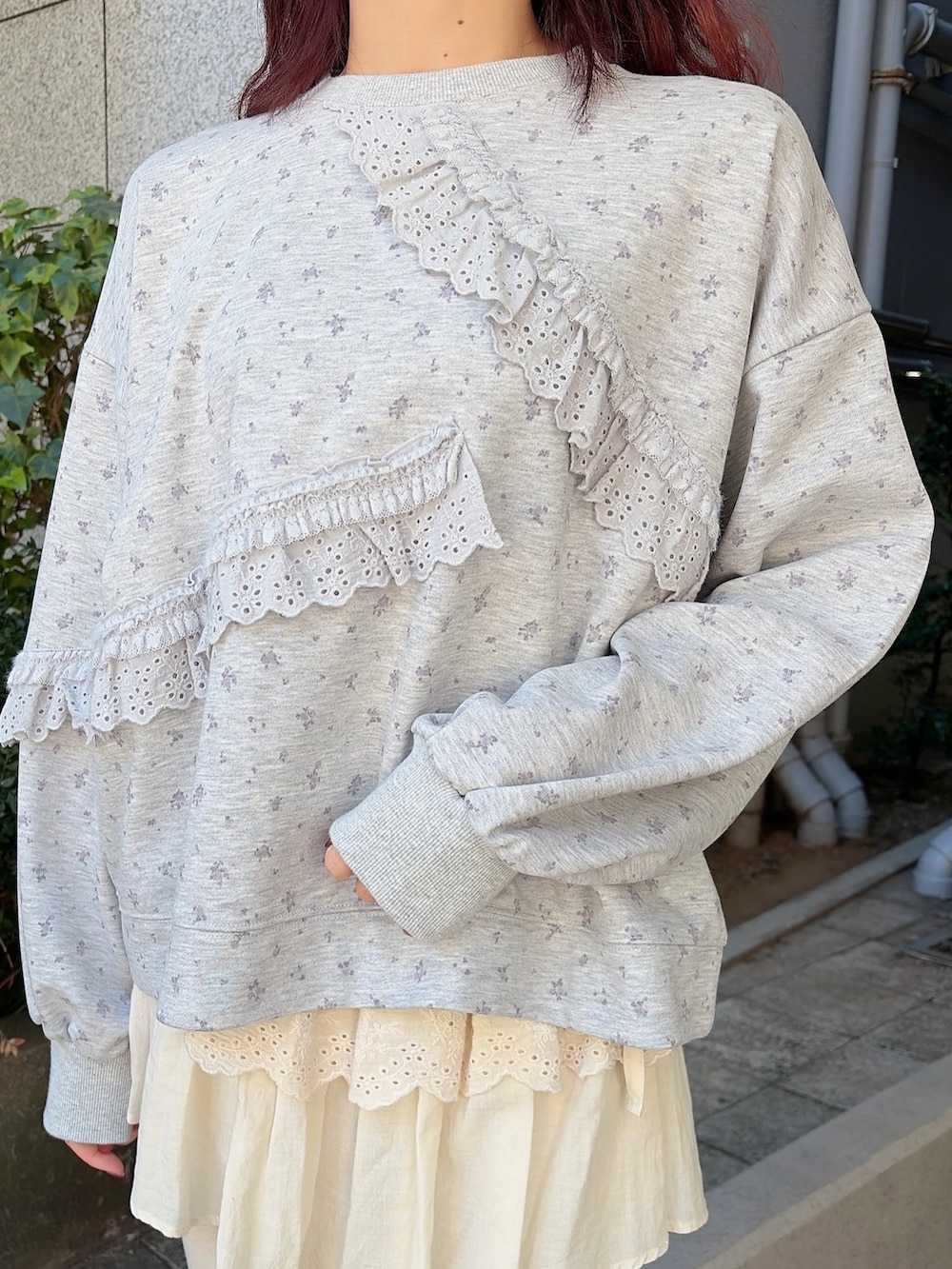 グレー系のスウェット、ホワイト系のショルダーバッグ、ホワイト系のスウェットパンツを着用したレディースの冬コーディネートの5枚目の写真