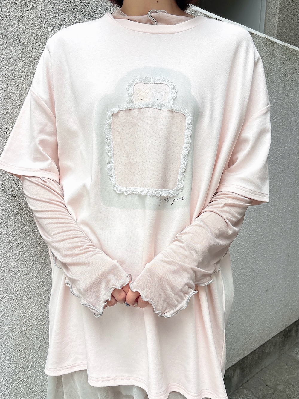 ピンク系のTシャツ/カットソー、ベージュ系のTシャツ/カットソー、グリーン系のスカートを着用したレディースの夏コーディネートの6枚目の写真