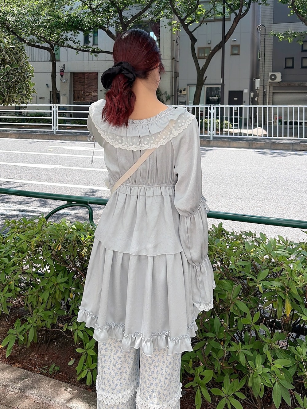 ブルー系のワンピース、ホワイト系のショルダーバッグ、ブルー系のカーゴパンツを着用したレディースの春コーディネートの4枚目の写真