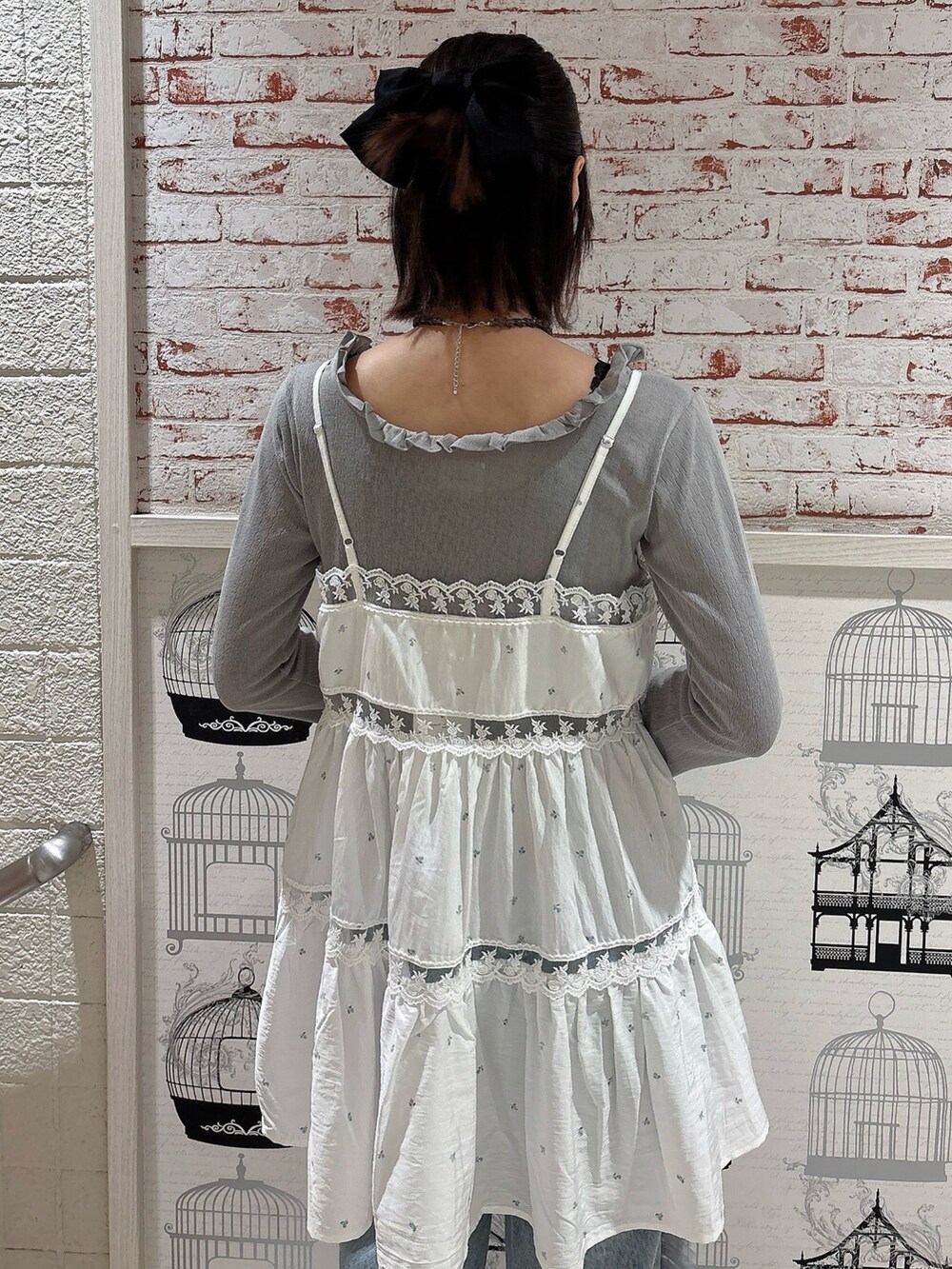 ブルー系のTシャツ/カットソー、ブルー系のキャミソール、ブルー系のデニムパンツを着用したレディースの冬コーディネートの4枚目の写真