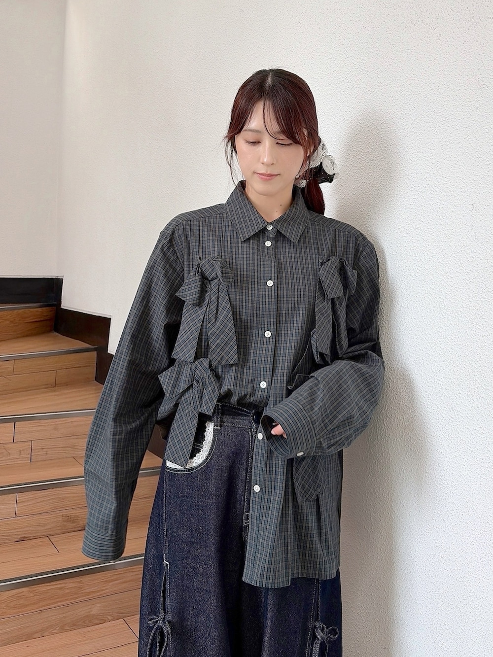 グリーン系のシャツ/ブラウス、ブルー系のデニムパンツ、ブラック系のスニーカーを着用したレディースの秋コーディネートの4枚目の写真