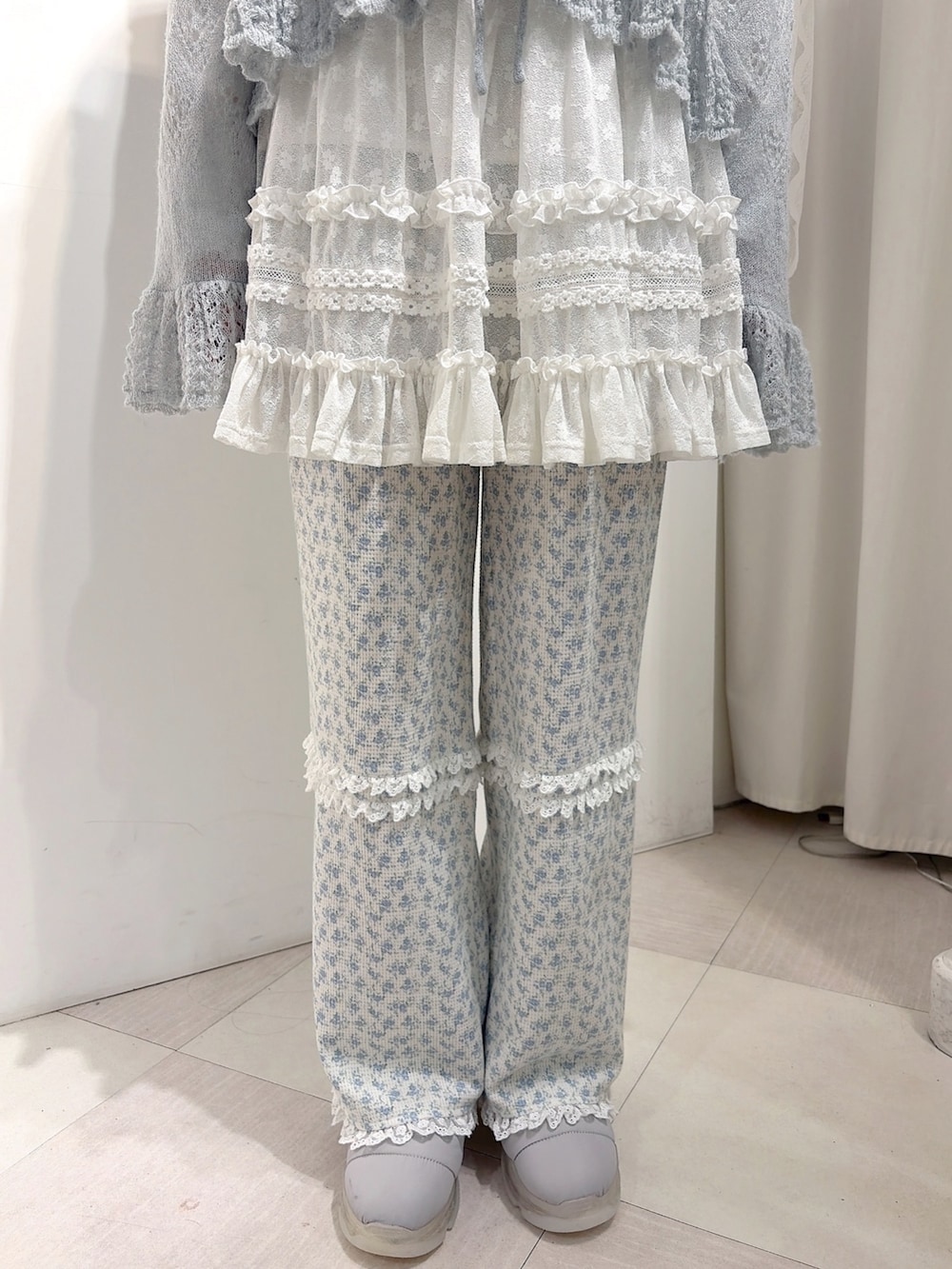 ブルー系のカーディガン/ボレロ、ホワイト系のシャツ/ブラウス、ホワイト系のハンドバッグを着用したレディースの夏コーディネートの7枚目の写真