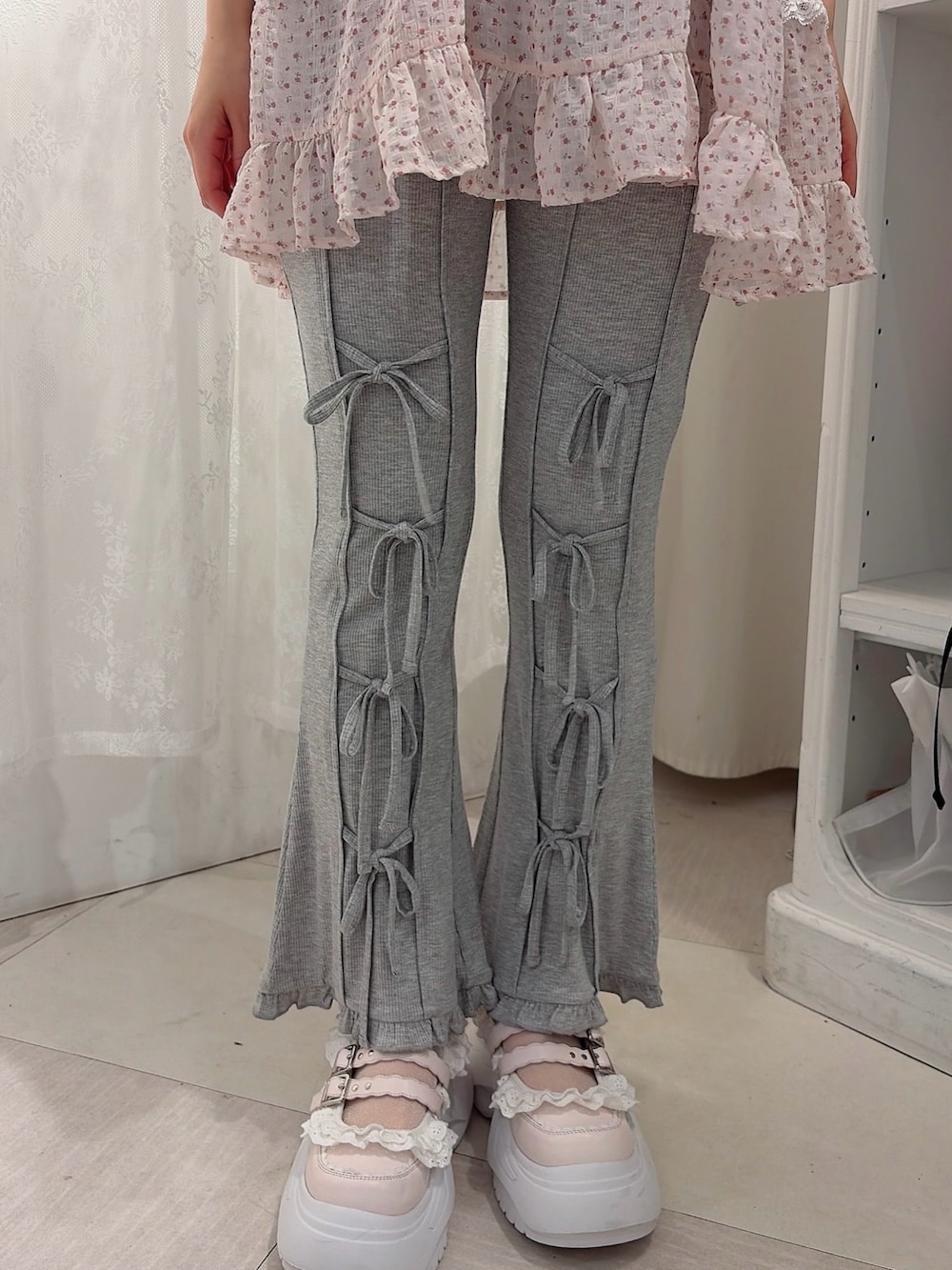 ピンク系のワンピース、ホワイト系のTシャツ/カットソー、グレー系のその他パンツを着用したレディースの春コーディネートの6枚目の写真