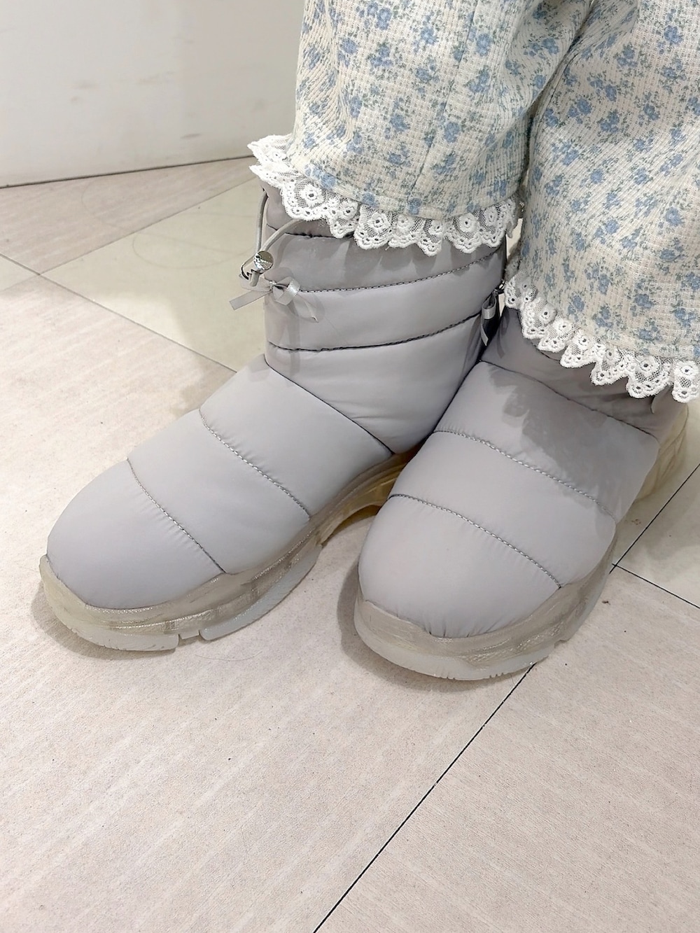 ブルー系のカーディガン/ボレロ、ホワイト系のシャツ/ブラウス、ホワイト系のハンドバッグを着用したレディースの夏コーディネートの9枚目の写真
