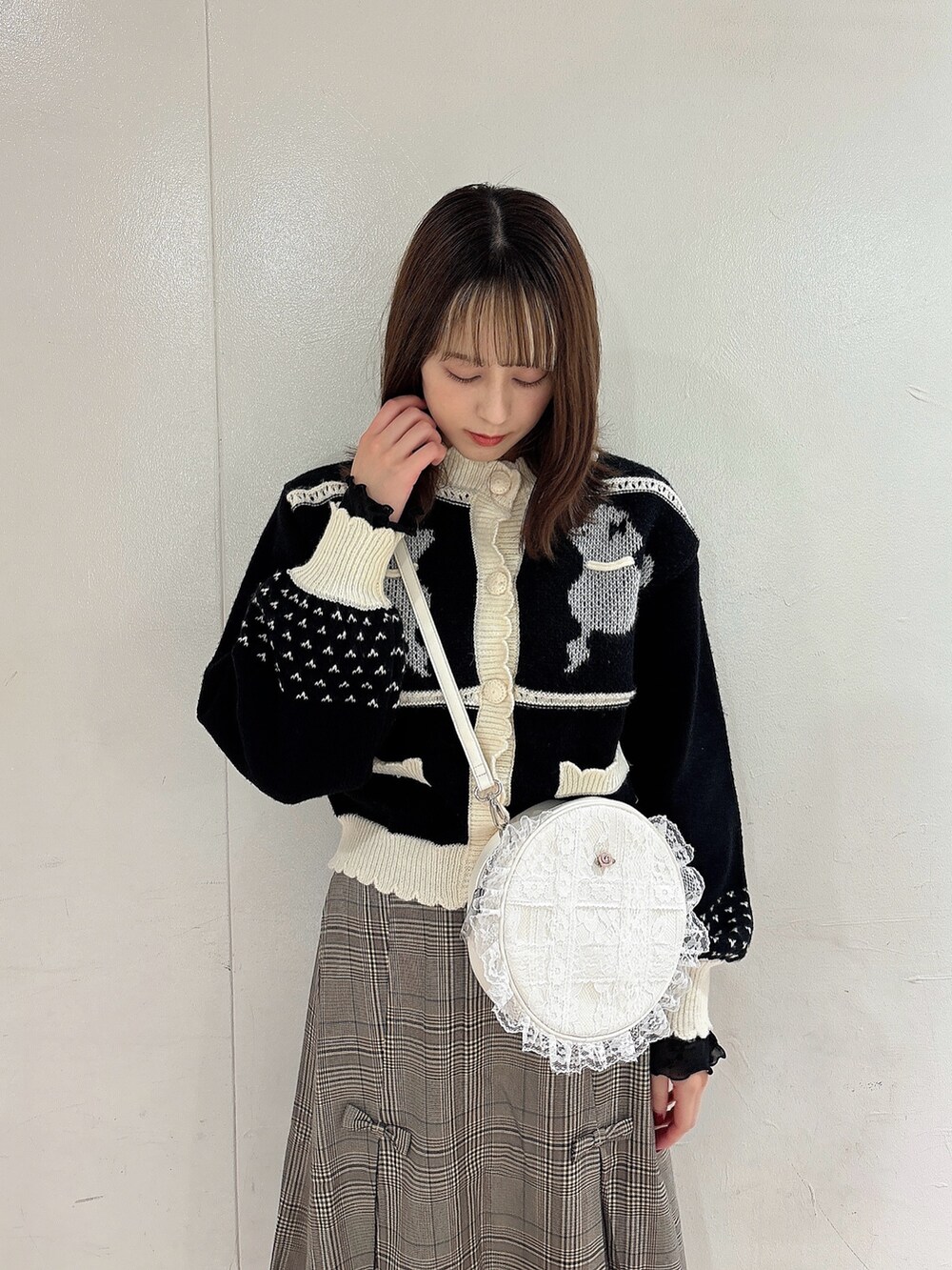 ブラック系のカーディガン/ボレロ、ブラック系のTシャツ/カットソー、ホワイト系のショルダーバッグを着用したレディースの秋コーディネートの3枚目の写真