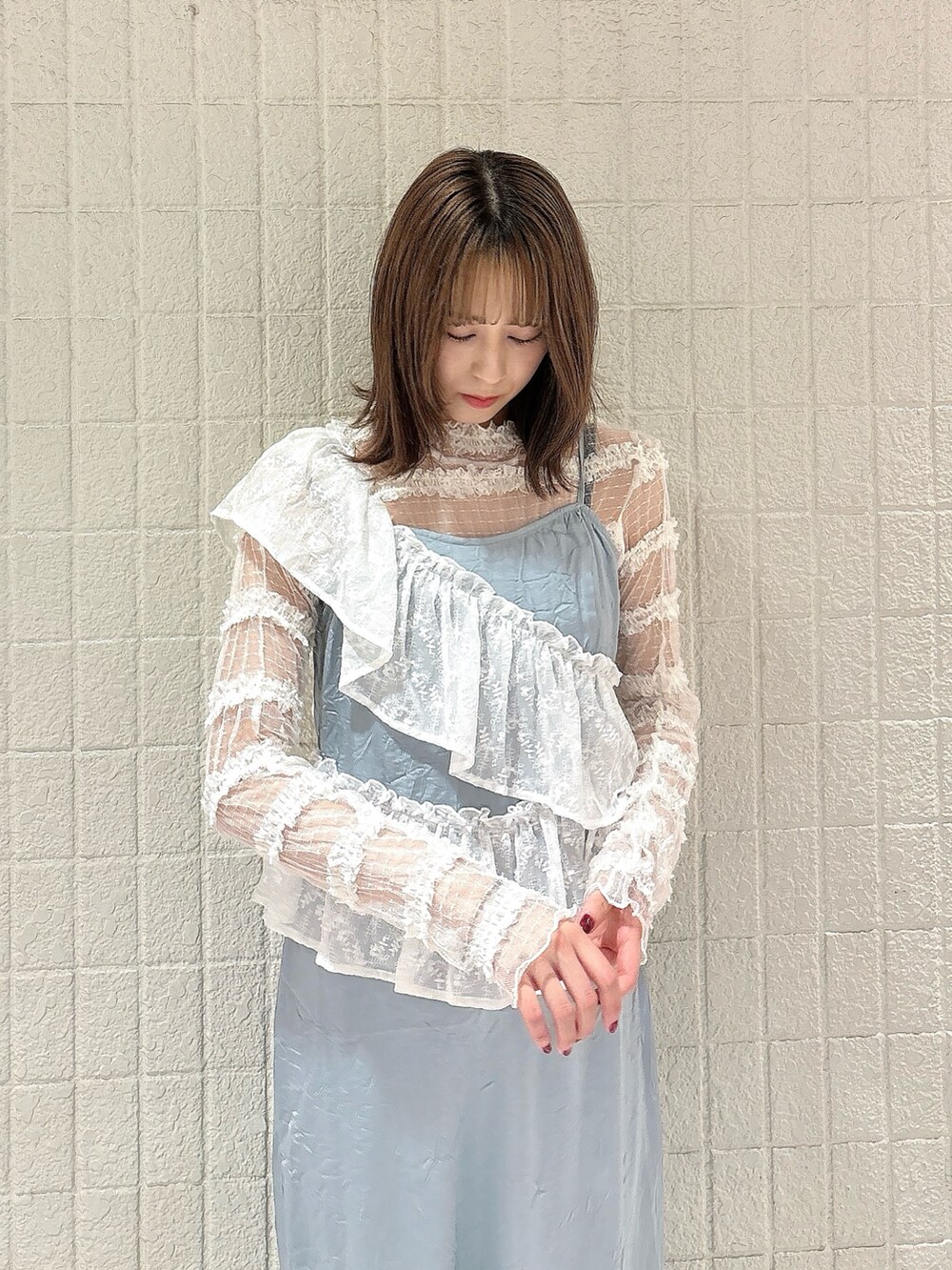 ブルー系のワンピース、ホワイト系のTシャツ/カットソー、ブラック系のバレエシューズを着用したレディースの夏コーディネートの3枚目の写真