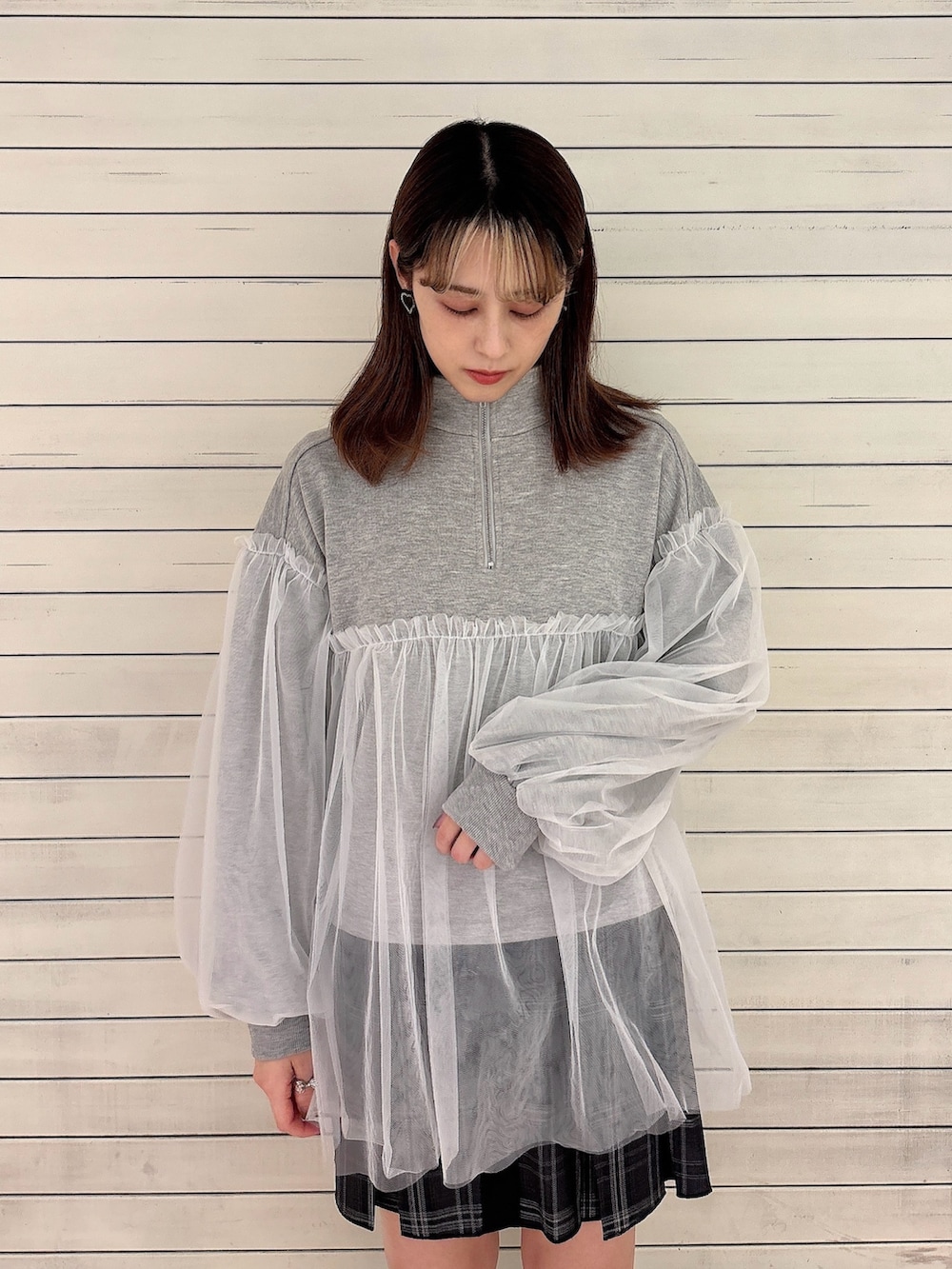 グレー系のスウェット、ブラック系のスカート、ブラック系のローファーを着用したレディースの秋コーディネートの3枚目の写真