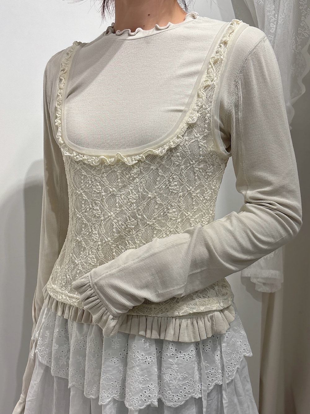 ベージュ系のTシャツ/カットソー、グレー系のスウェットパンツ、ブラック系のスニーカーを着用したレディースの秋コーディネートの5枚目の写真