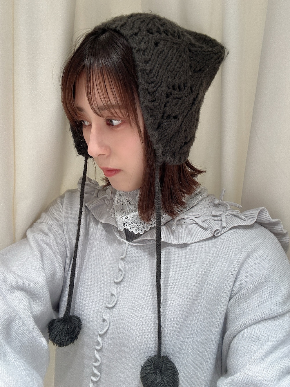 グレー系のニット/セーター、ブラウン系のノーカラーコート、ブルー系のワンピースを着用したレディースの冬コーディネートの8枚目の写真