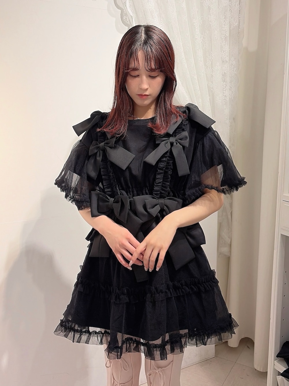ブラック系のワンピース、ピンク系のその他パンツ、ブラック系のバレエシューズを着用したレディースの春コーディネートの3枚目の写真