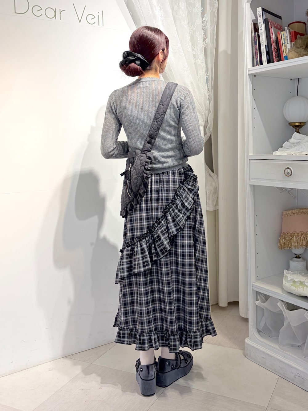 グレー系のニット/セーター、ブラック系のスカート、ブルー系のバレエシューズを着用したレディースの夏コーディネートの2枚目の写真