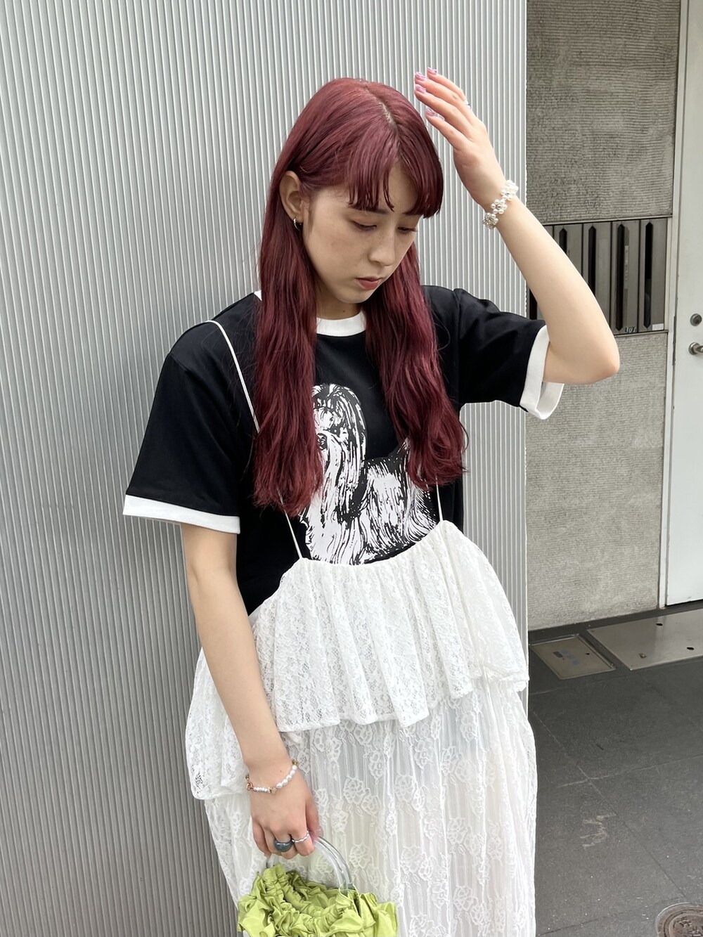 ブラウン系のサンダル、ホワイト系のスカート、ブラック系のTシャツ/カットソーを着用したレディースの春コーディネートの3枚目の写真