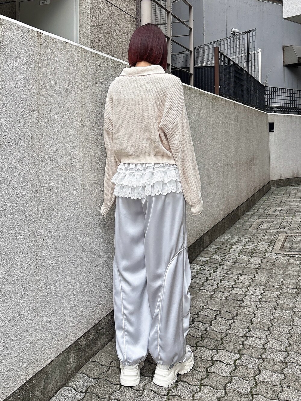 ホワイト系のカーディガン/ボレロ、ブルー系のその他パンツ、ブルー系のスニーカーを着用したレディースの夏コーディネートの2枚目の写真