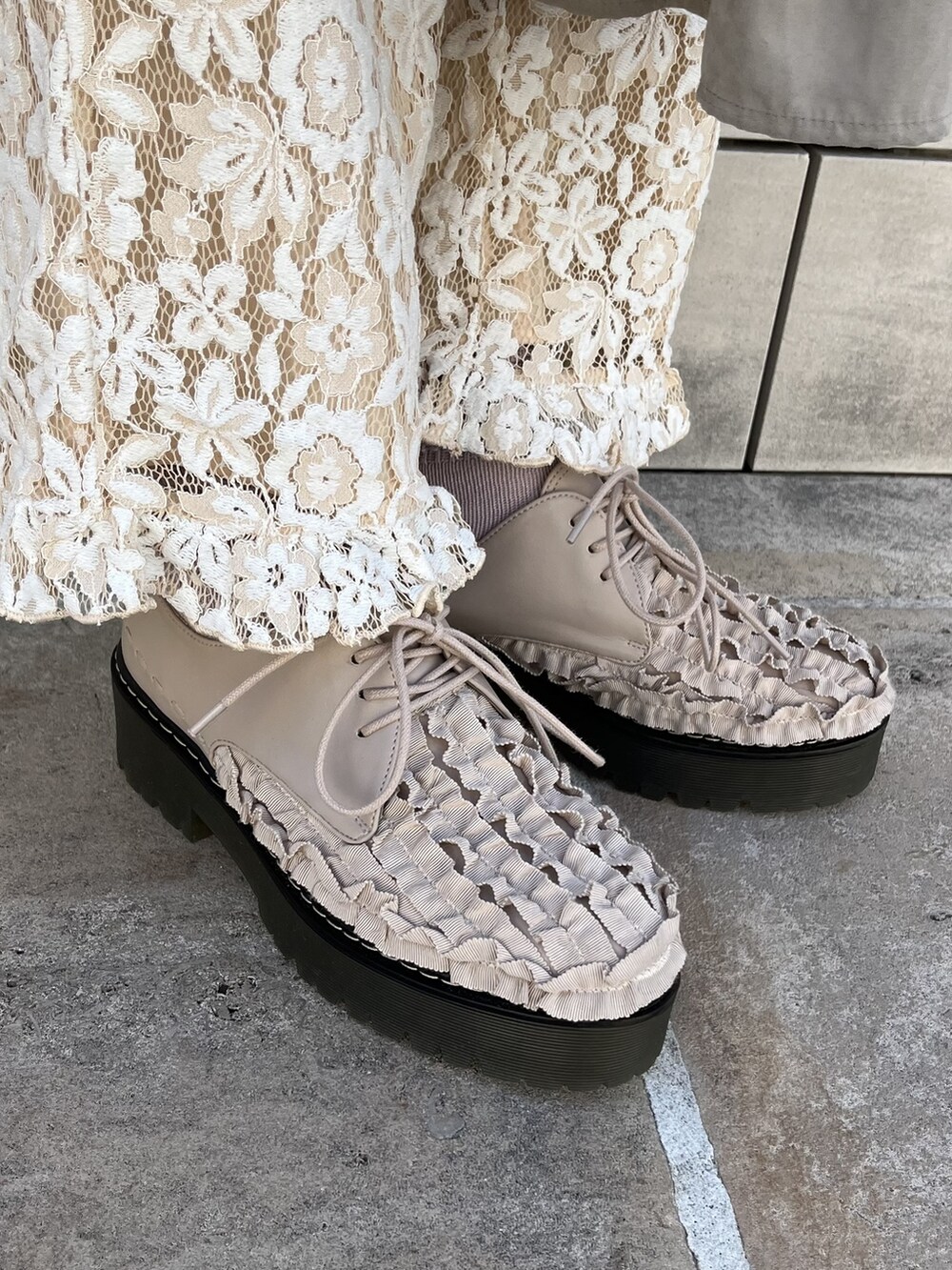 ベージュ系のワンピース、ホワイト系のその他パンツ、ピンク系のその他シューズを着用したレディースの春コーディネートの3枚目の写真