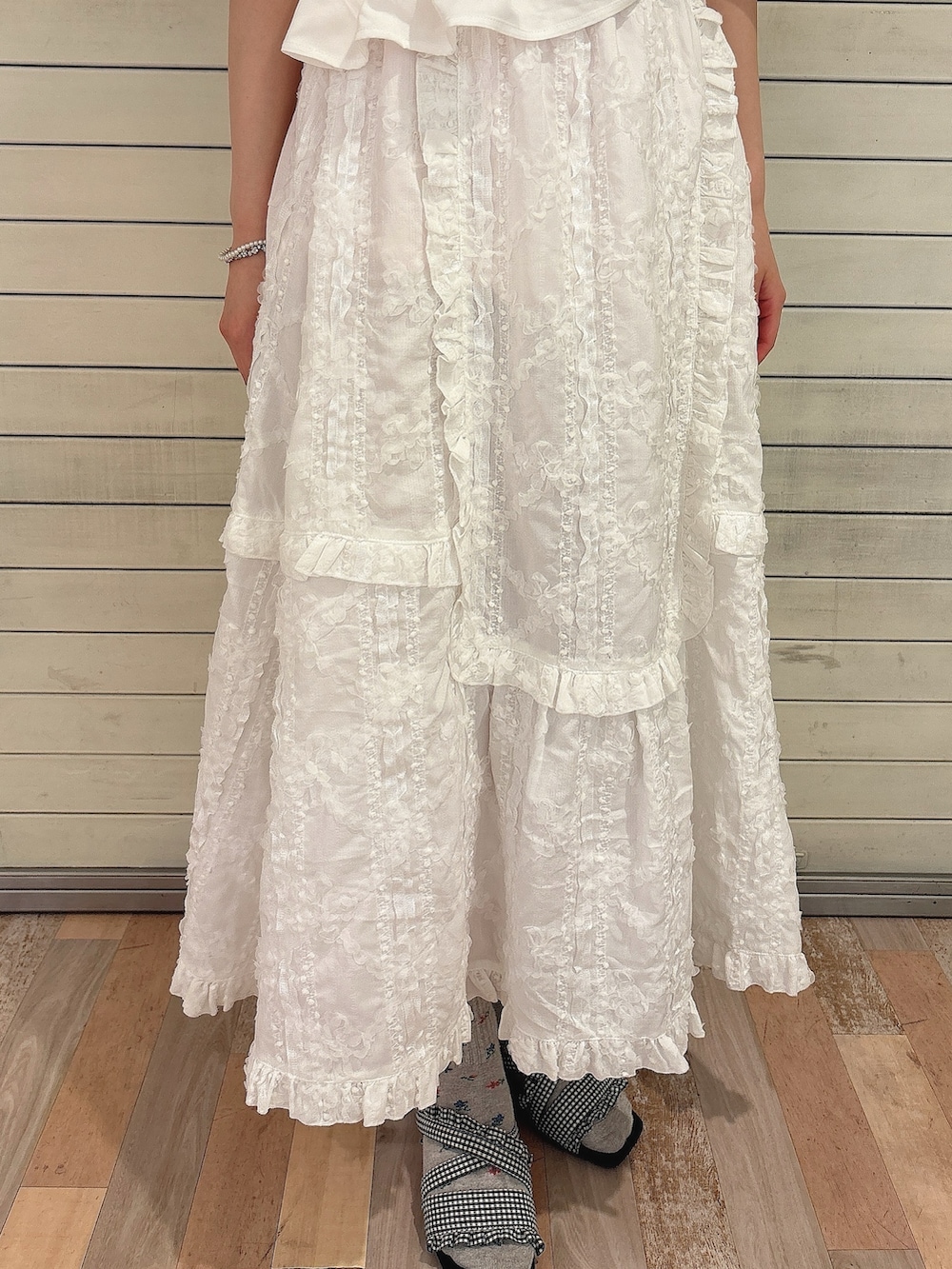 ホワイト系のスカート、ピンク系のTシャツ/カットソー、ブラック系のサンダルを着用したレディースの夏コーディネートの7枚目の写真