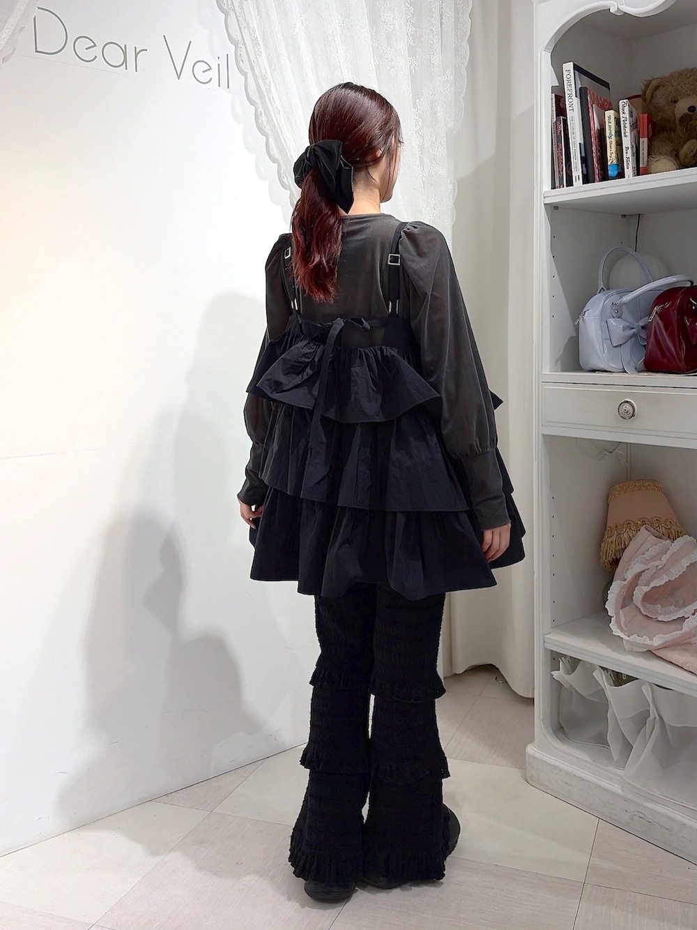グレー系のTシャツ/カットソー、ブラック系のワンピース、ブラック系のその他パンツを着用したレディースの秋コーディネートの3枚目の写真