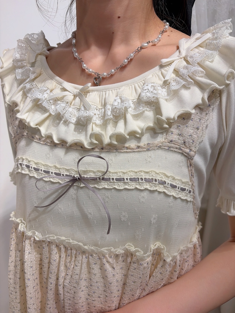 ホワイト系のワンピース、ホワイト系のTシャツ/カットソー、ホワイト系のその他パンツを着用したレディースの春コーディネートの5枚目の写真