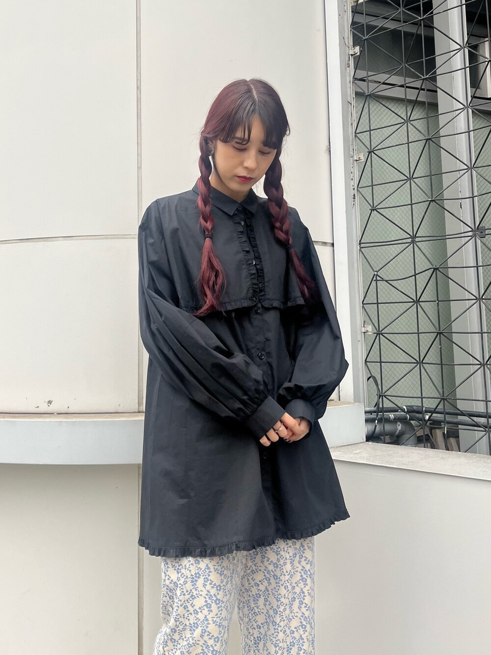 ブラック系のワンピース、ブルー系のその他パンツ、ブラック系のスニーカーを着用したレディースの冬コーディネートの3枚目の写真